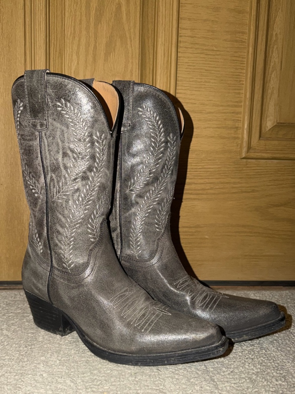 LIKE NEW! Gray Embroidered Western Cowboy Boots